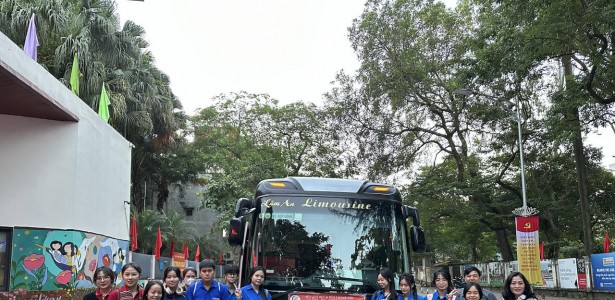 Báo Pháp luật Việt Nam: Trường THPT Hồ Tùng Mậu sẻ chia khó khăn với học sinh vùng lũ Thái Nguyên